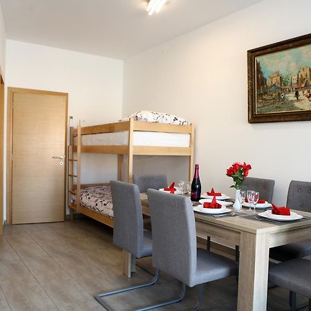 Charming San Simon Beach Apartment Jn Izola Bagian luar foto