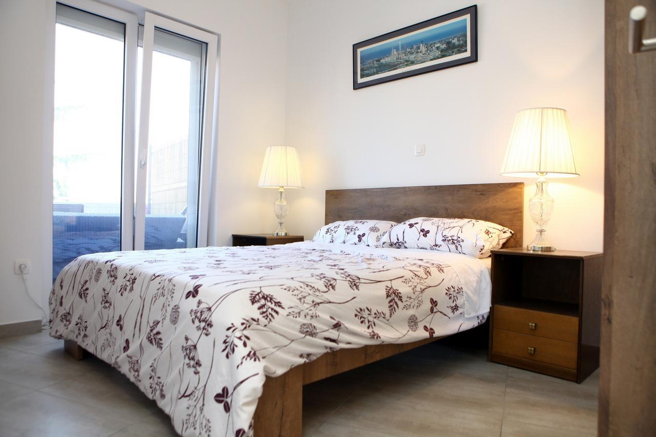 Charming San Simon Beach Apartment Jn Izola Bagian luar foto