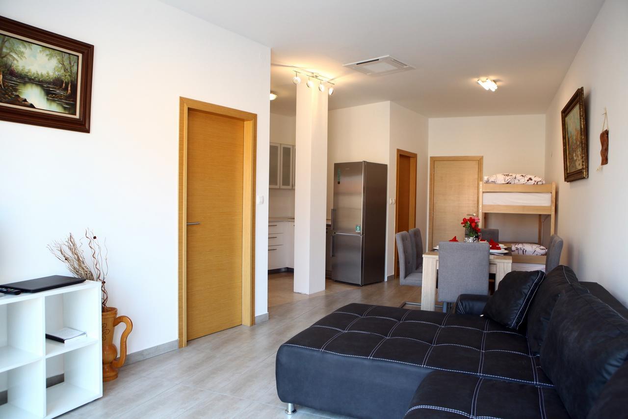 Charming San Simon Beach Apartment Jn Izola Bagian luar foto