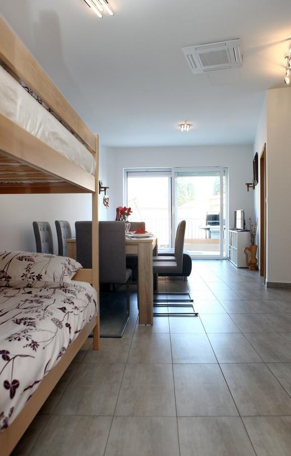 Charming San Simon Beach Apartment Jn Izola Bagian luar foto